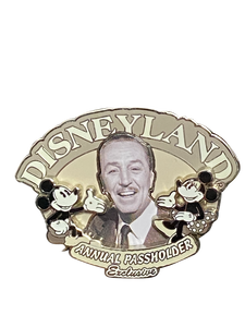 WALT PICTURE DISNEYLAND ANNUAL PASSHOLDER 12 8 008466