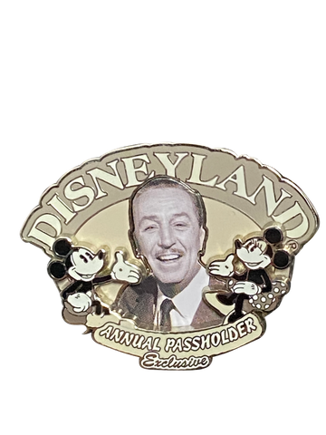 WALT PICTURE DISNEYLAND ANNUAL PASSHOLDER 12 8 008466